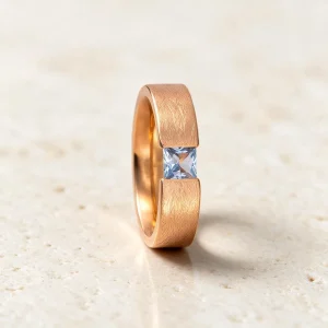 Anillo Sonia acero chapado en oro — anillo de acero para mujer, hecho a mano en el taller de Barcelona