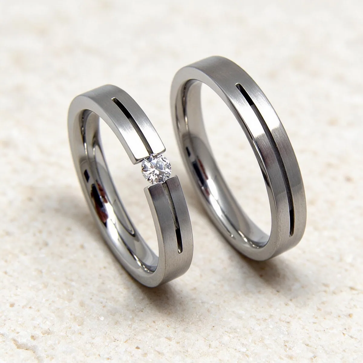 Alianzas acero diamante Ona — alianzas de acero con diamante, hecho a mano en el taller de Barcelona