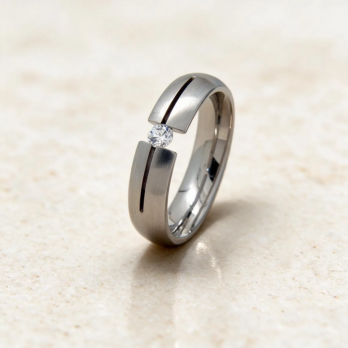 Anillo acero diamante Zoe — anillo de acero para mujer, hecho a mano en el taller de Barcelona
