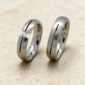 Alianzas acero diamante Zoe — alianzas de acero con diamante, hecho a mano en el taller de Barcelona