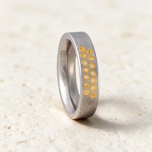 Anillo acero oro Amy — anillo de acero para mujer, hecho a mano en el taller de Barcelona