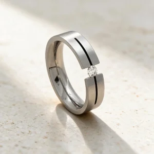 Anillo acero circonita Belén — anillo de acero para mujer, hecho a mano en el taller de Barcelona
