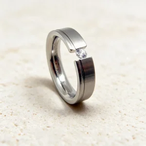 Anillo acero circonita Carolina — anillo de acero para mujer, hecho a mano en el taller de Barcelona