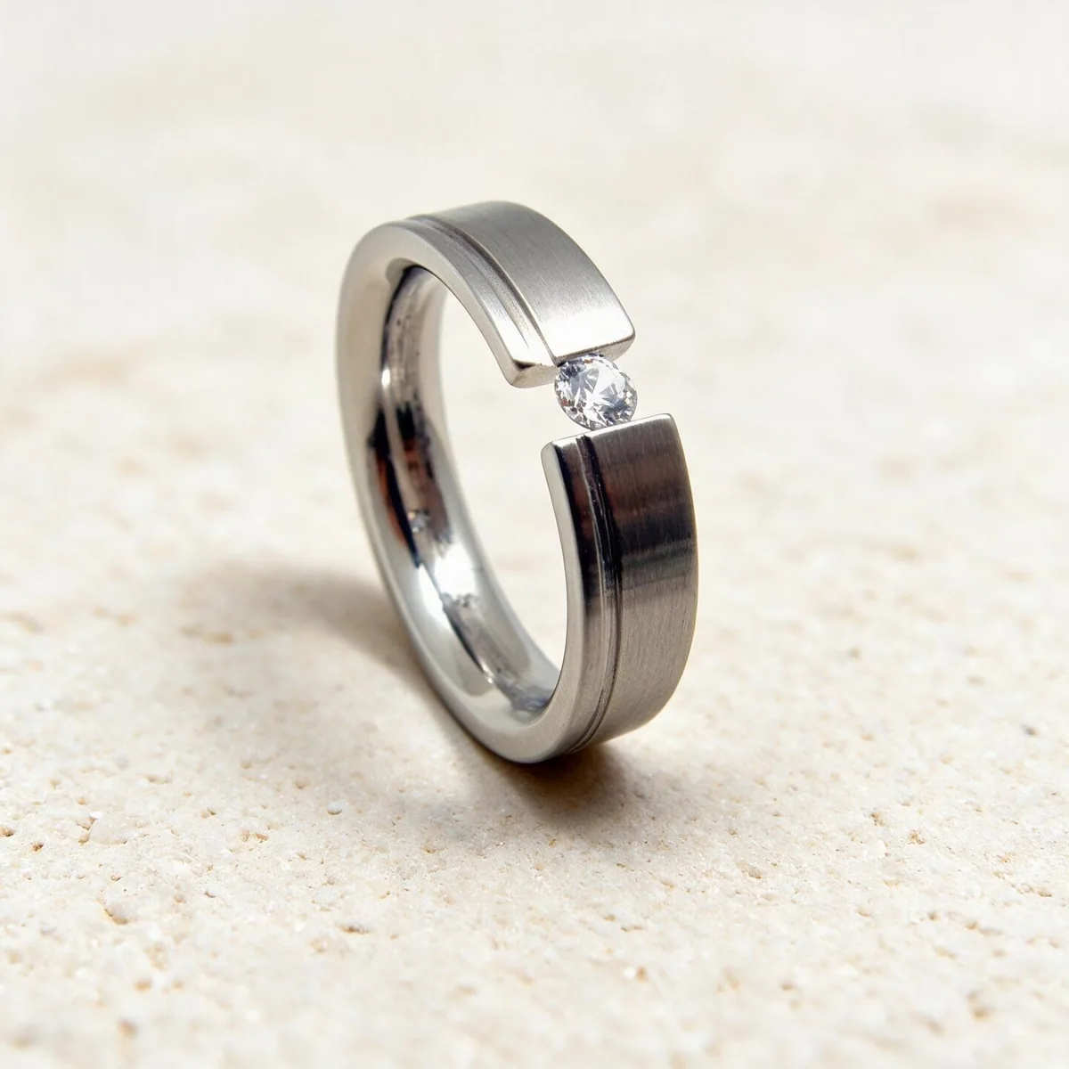 Anillo acero circonita Carolina — anillo de acero para mujer, hecho a mano en el taller de Barcelona