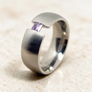 Anillo acero circonita Emi — anillo de acero para mujer, hecho a mano en el taller de Barcelona