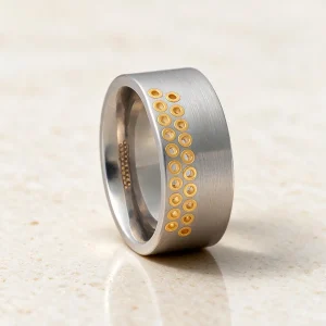Anillo acero oro Gala — anillo de acero para mujer, hecho a mano en el taller de Barcelona