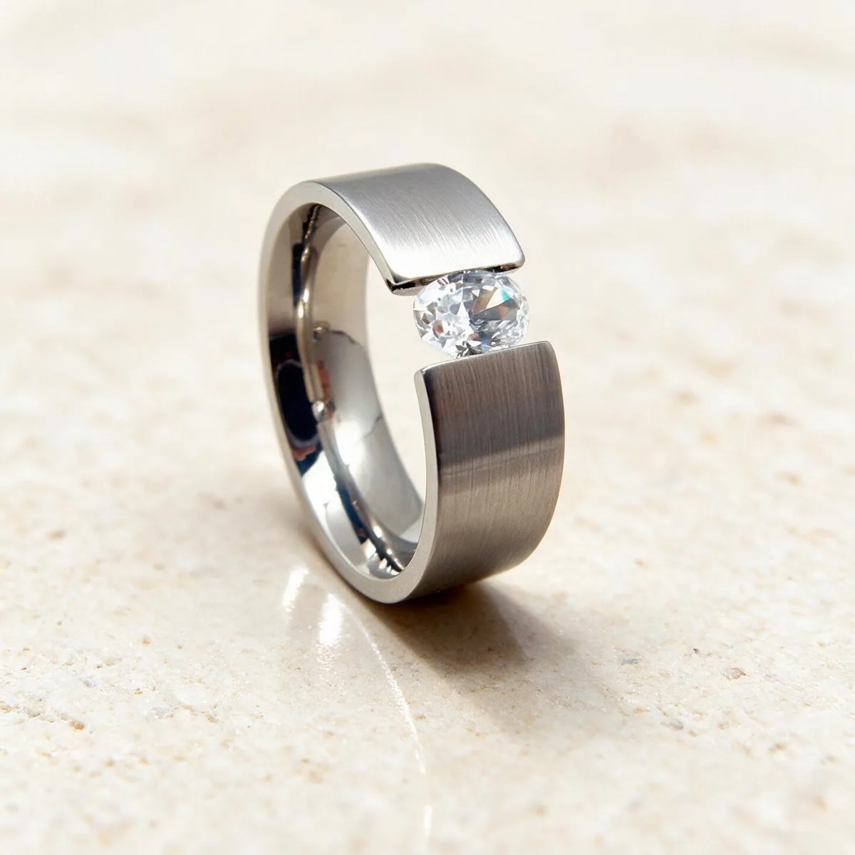 Anillo acero circonita Leticia — anillo de acero para mujer, hecho a mano en el taller de Barcelona
