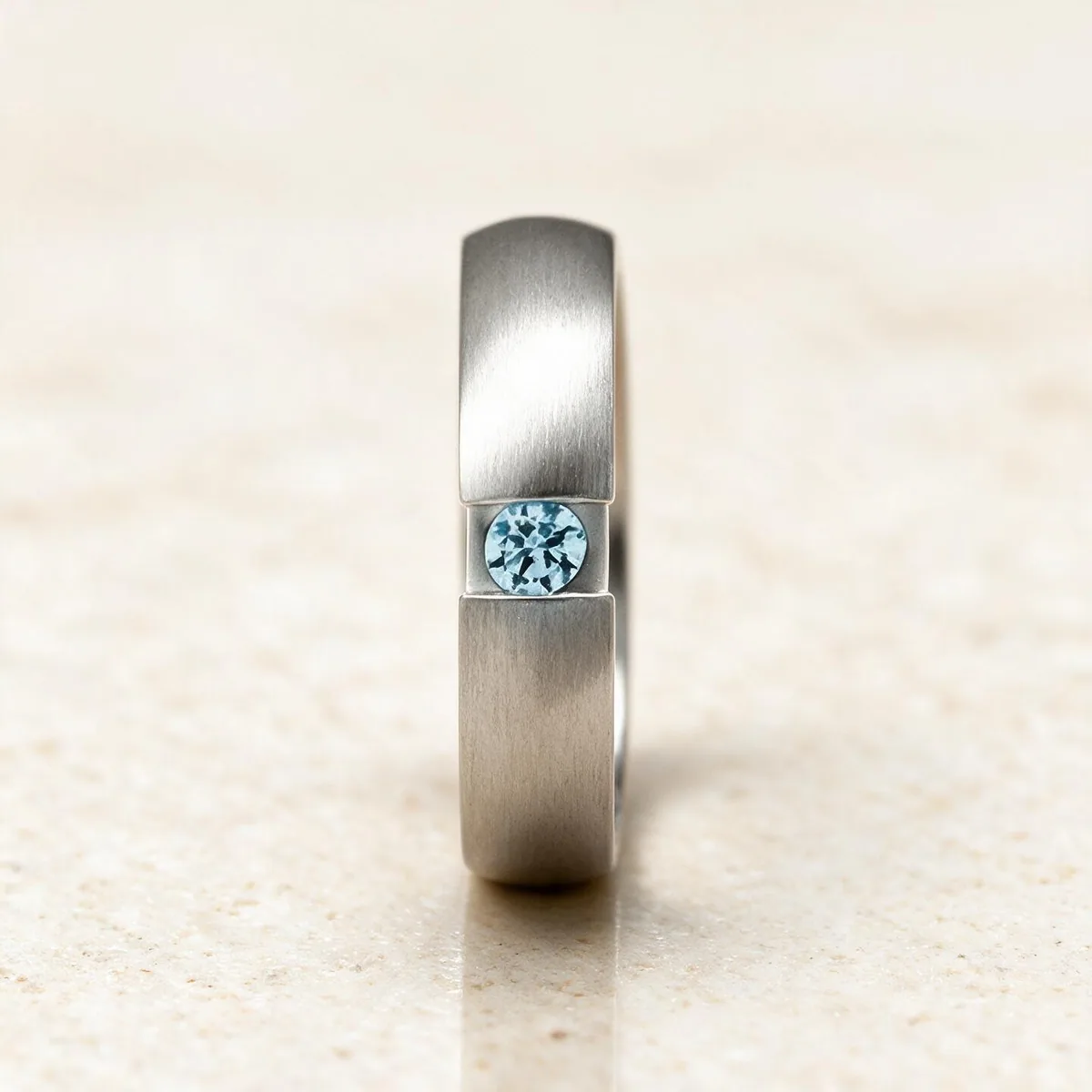 Anillo mujer acero inoxidable Cintia — anillo de acero para mujer, hecho a mano en el taller de Barcelona