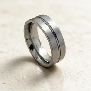 Anillo acero inoxidable y antialérgico hombre Gordon — anillo de acero para hombre, hecho a mano en el taller de Barcelona