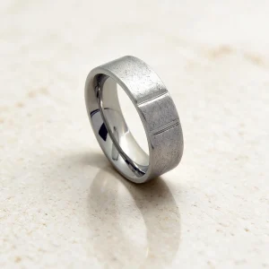 Anillo acero inoxidable y antialérgico hombre Keanu — anillo de acero para hombre, hecho a mano en el taller de Barcelona