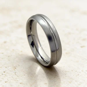 Anillo acero inoxidable y antialérgico hombre Leonardo — anillo de acero para hombre, hecho a mano en el taller de Barcelona