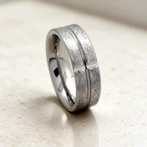 Anillo acero inoxidable y antialérgico hombre Santiago — anillo de acero para hombre, hecho a mano en el taller de Barcelona