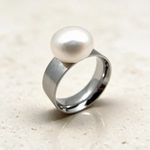 Anillo acero mujer perla Blanca — anillo de acero para mujer, hecho a mano en el taller de Barcelona