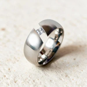 Anillo acero circonita Sofía — anillo de acero para mujer, hecho a mano en el taller de Barcelona