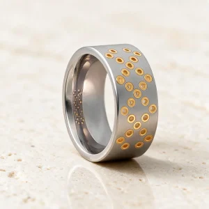 Anillo acero oro Ari — anillo de acero para mujer, hecho a mano en el taller de Barcelona