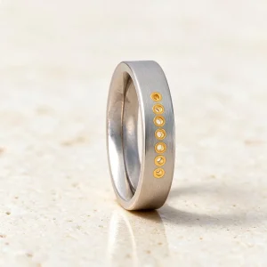 Anillo acero oro Grace — anillo de acero para mujer, hecho a mano en el taller de Barcelona