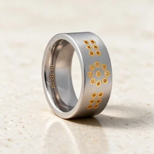 Anillo acero oro Lola — anillo de acero para mujer, hecho a mano en el taller de Barcelona