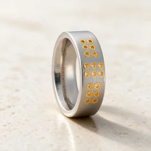 Anillo acero oro Wendy — anillo de acero para mujer, hecho a mano en el taller de Barcelona