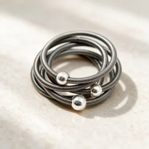 Anillo acero Plata Bruna — anillo de acero para mujer, hecho a mano en el taller de Barcelona