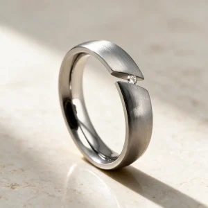 Anillo acero diamante Estefanía — anillo de acero para mujer, hecho a mano en el taller de Barcelona