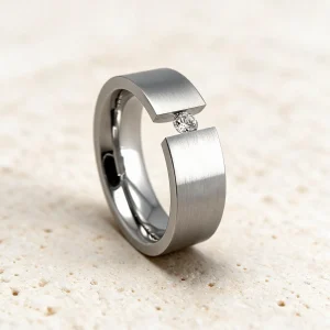 Anillo acero diamante Maribel — anillo de acero para mujer, hecho a mano en el taller de Barcelona