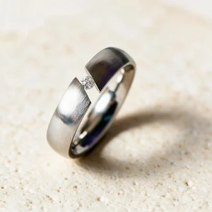Anillo acero diamante Miranda — anillo de acero para mujer, hecho a mano en el taller de Barcelona