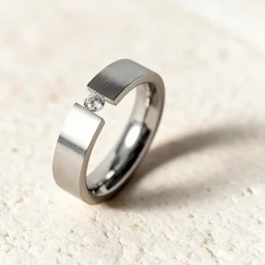 Anillo acero diamante Paula — anillo de acero para mujer, hecho a mano en el taller de Barcelona