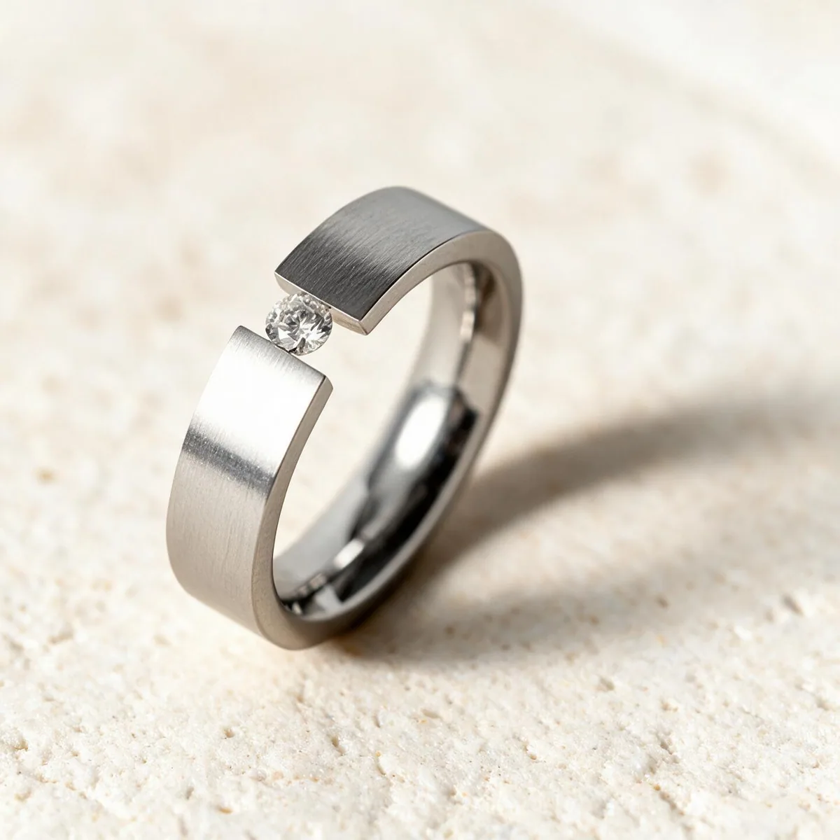 Anillo acero diamante Paula — anillo de acero para mujer, hecho a mano en el taller de Barcelona