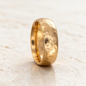 Anillo Ema acero inoxidable chapado oro — anillo de acero para mujer, hecho a mano en el taller de Barcelona