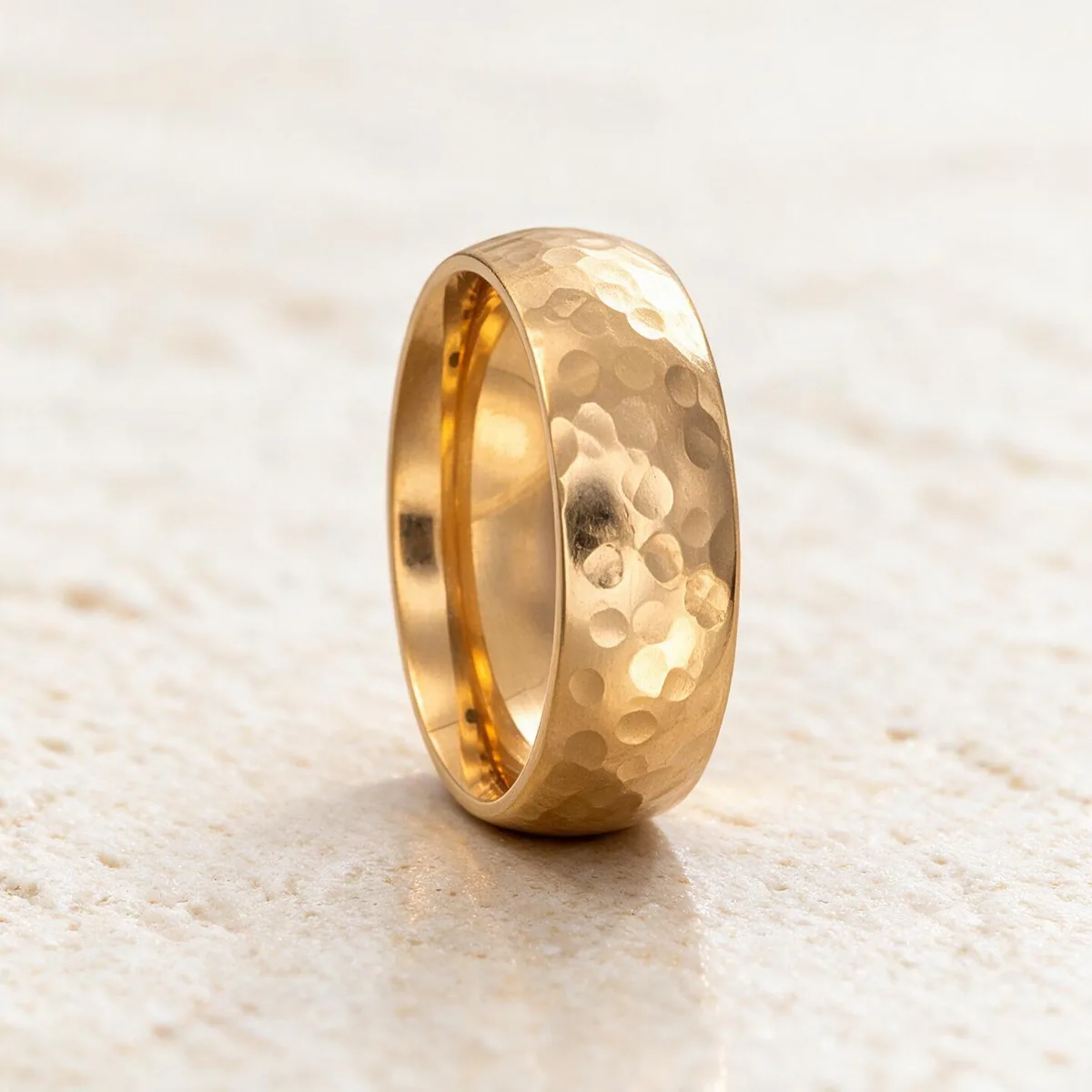 Anillo Ema acero inoxidable chapado oro — anillo de acero para mujer, hecho a mano en el taller de Barcelona