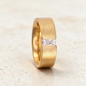 Anillo Julia acero chapado en oro — anillo de acero para mujer, hecho a mano en el taller de Barcelona